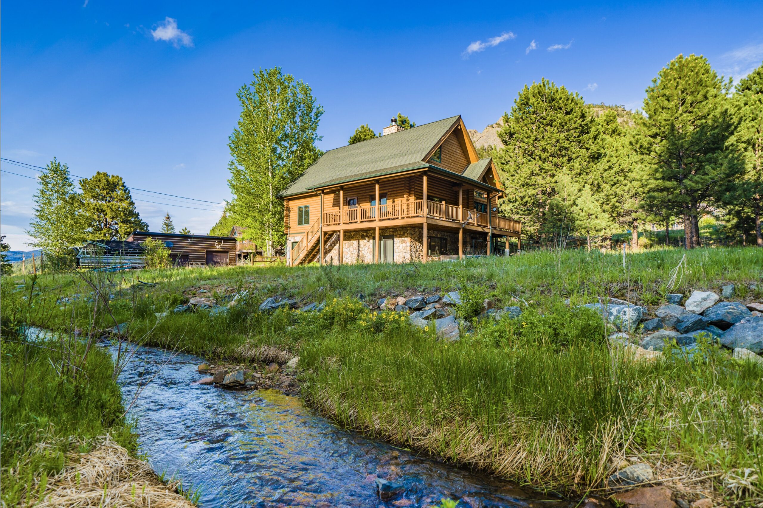 A Wolf vacation home beside a creek in Estes Park